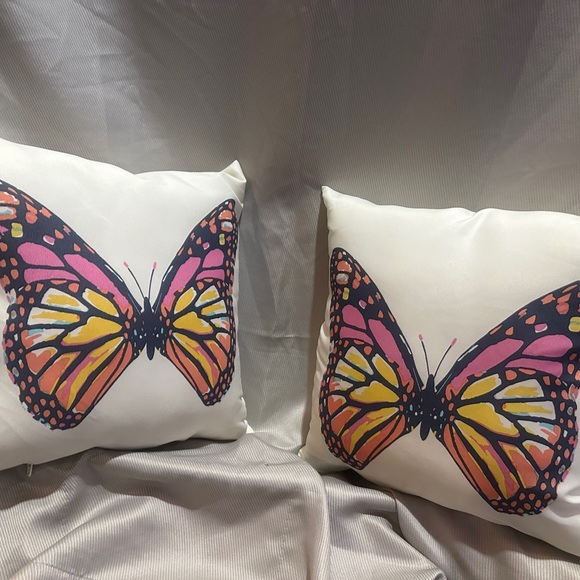 2 new outdoor butterfly pillows - Picture 1 of 2